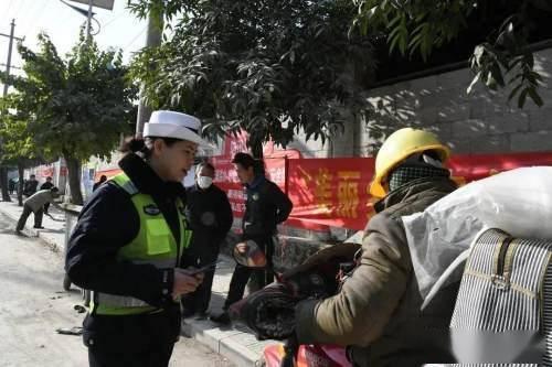 阳台吃瓜引来警察,警察上门解疑团