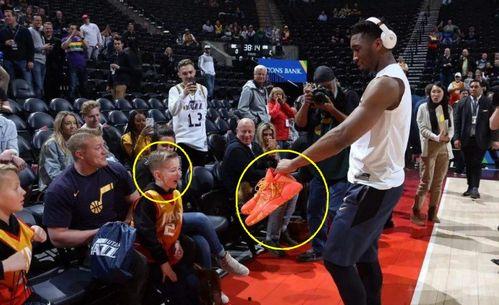 明星送球,公益球场传递温暖